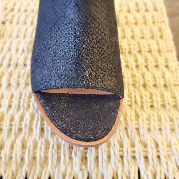 NEW JOHNSTON & MURPHY jade ankle strap platform in black washed sheepskin - Picture 2 of 3